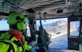 CAGLIARI, Elicottero dell’Aeronautica militare recupera passeggera in pericolo di vita (VIDEO)