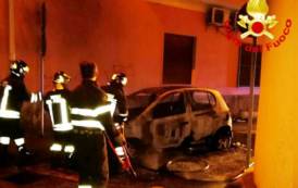QUARTU SANT’ELENA, Auto parcheggiata in via Rossi Vitelli distrutta dal fuoco
