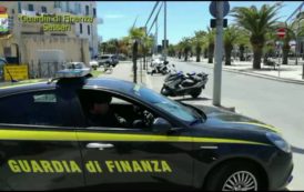 Il VIDEO del sequestro dei gadget del Giro d’Italia ad Alghero