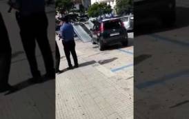 CAGLIARI, Immigrato protesta per il permesso di soggiorno e danneggia auto dei Carabinieri (VIDEO)