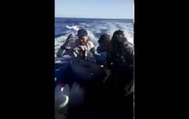 VIDEO degli algerini sul barchino diretto in Sardegna