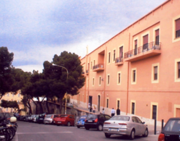 Vandalismo davanti al Polo giuridico universitario di Cagliari (Associazione Nostri Obiettivi Insieme)